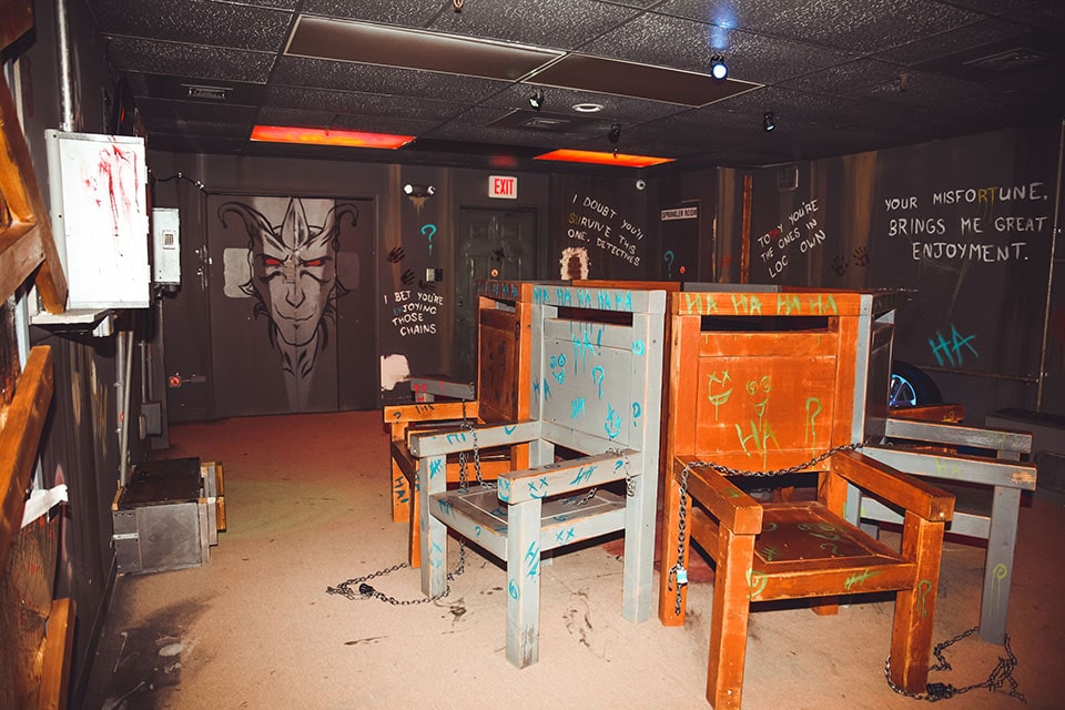 Survive the Joker's Trap Bond's Escape Room